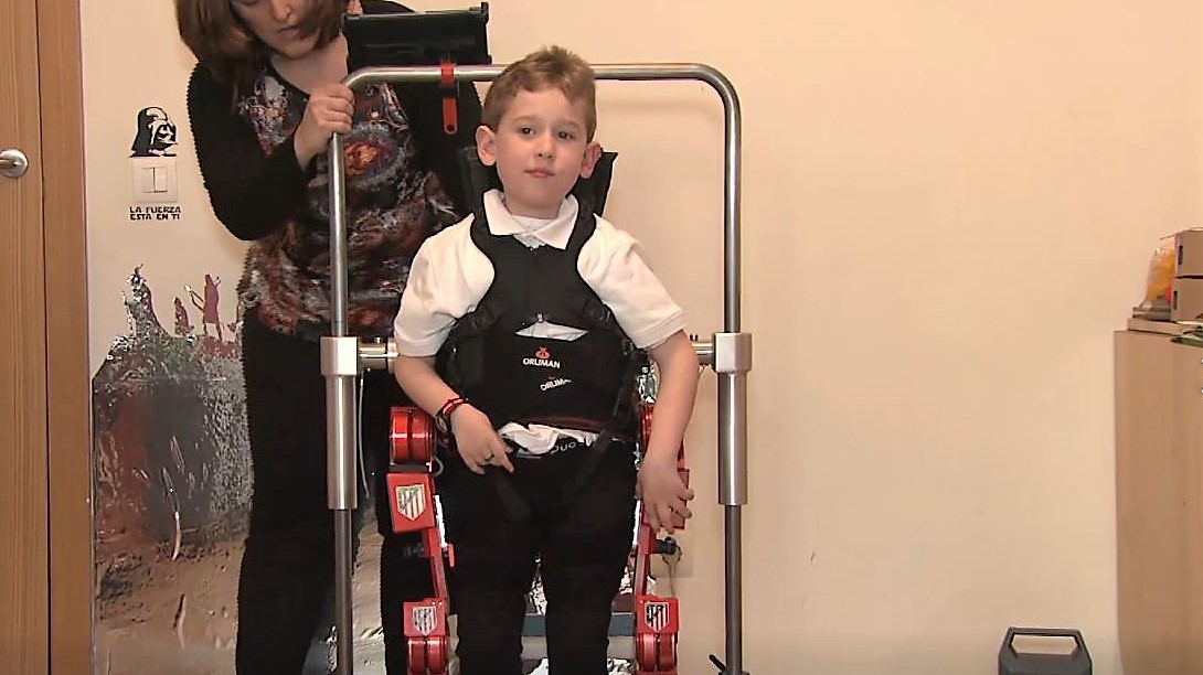 Tres niños prueban el primer exoesqueleto infantil