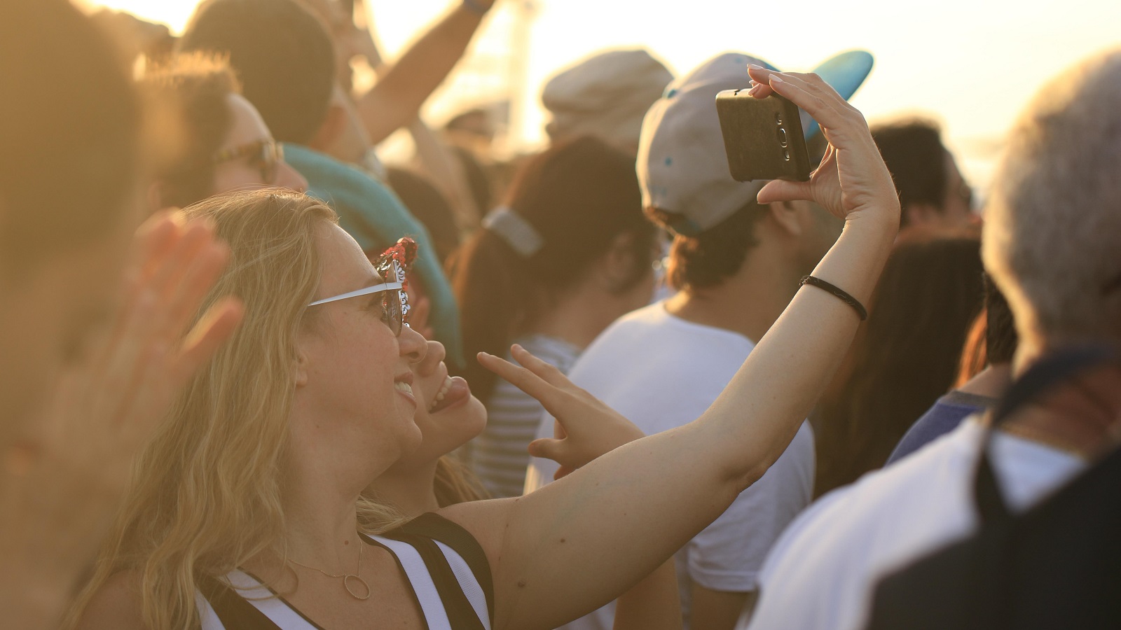 fotografía de personas haciendo un selfie en un concierto