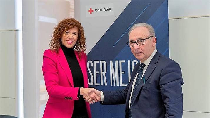 Esther García, portavoz del programa Actualízate y Hackea tu futuro; y Javier Senent, presidente de Cruz Roja Española