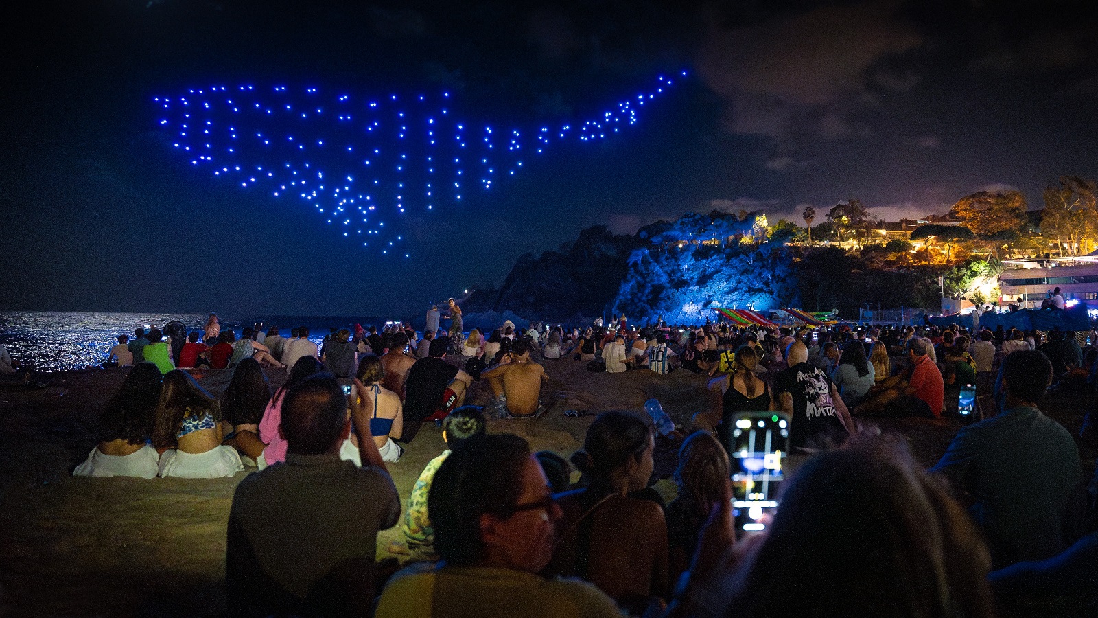 El nuevo formato itinerante del festival de drones organizado por Flock Drone Art ha iluminado los cielos de Gijón y Lloret de Mar
